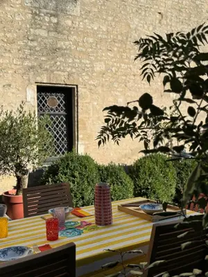 Jardin de l'établissement Le Cottage des Compagnons - Superbe gite atypique