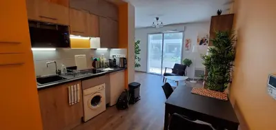 Cuisine ou kitchenette dans l'établissement Charming studio with terrace and underground parking