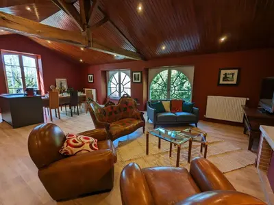 Coin salon dans l'établissement Charmant gîte avec piscine chauffée et Wi-Fi en pleine nature - FR-1-653-283