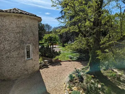 Jardin de l'établissement Charmant gîte avec piscine chauffée et Wi-Fi en pleine nature - FR-1-653-283