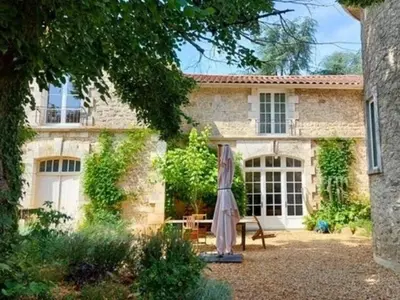 Jardin de l'établissement Charmant gîte avec piscine chauffée et Wi-Fi en pleine nature - FR-1-653-283