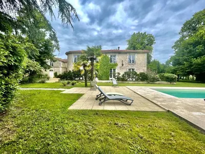 Piscine de l'établissement Grande maison familiale avec piscine chauffée, wifi et parking à Pranzac - FR-1-653-284 ou située à proximité