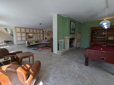 Coin salon dans l'établissement Grande maison familiale avec piscine chauffée, wifi et parking à Pranzac - FR-1-653-284