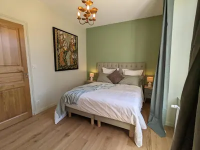 Un ou plusieurs lits dans un hébergement de l'établissement Grande maison familiale avec piscine chauffée, wifi et parking à Pranzac - FR-1-653-284