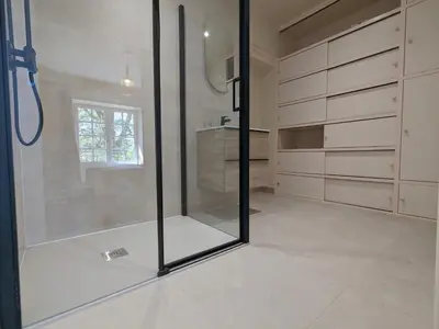 Salle de bains dans l'établissement Grande maison familiale avec piscine chauffée, wifi et parking à Pranzac - FR-1-653-284