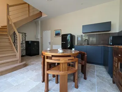 Cuisine ou kitchenette dans l'établissement Grande maison avec piscine privée, wifi et animaux acceptés pour 15 pers. - FR-1-653-282