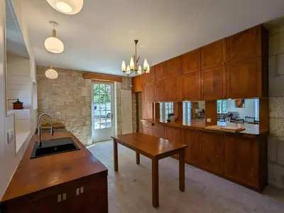 Cuisine ou kitchenette dans l'établissement Grande maison avec piscine privée, wifi et animaux acceptés pour 15 pers. - FR-1-653-282