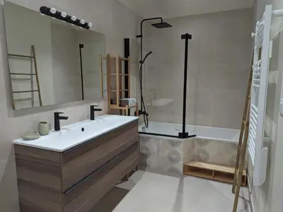 Salle de bains dans l'établissement Grande maison avec piscine privée, wifi et animaux acceptés pour 15 pers. - FR-1-653-282