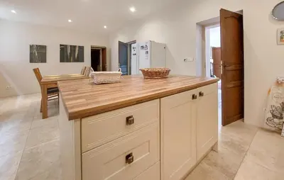 Cuisine ou kitchenette dans l'établissement Awesome Home In Saint-Simon With Wifi