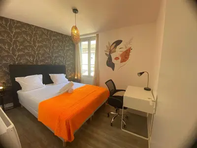 Un ou plusieurs lits dans un hébergement de l'établissement L'Indigo, charmant T2, 10 min centre historique, WiFi, Netflix, Amazon Prime