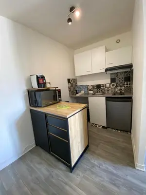 Cuisine ou kitchenette dans l'établissement L'Indigo, charmant T2, 10 min centre historique, WiFi, Netflix, Amazon Prime