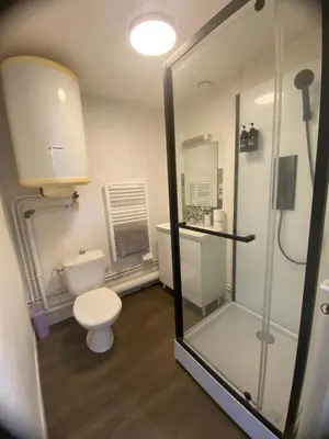 Salle de bains dans l'établissement L'Indigo, charmant T2, 10 min centre historique, WiFi, Netflix, Amazon Prime