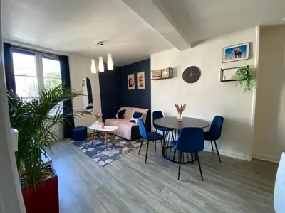 Coin salon dans l'établissement L'Indigo, charmant T2, 10 min centre historique, WiFi, Netflix, Amazon Prime