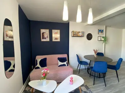 Coin salon dans l'établissement L'Indigo, charmant T2, 10 min centre historique, WiFi, Netflix, Amazon Prime