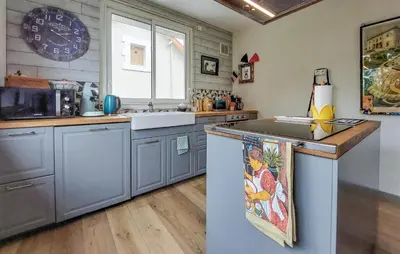 Cuisine ou kitchenette dans l'établissement 3 Bedroom Gorgeous Apartment In Confolens