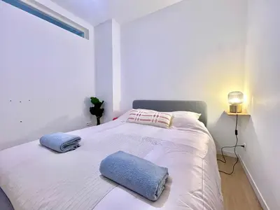 Un ou plusieurs lits dans un hébergement de l'établissement Beautiful 2 bedroom apartment in downtown Poitiers