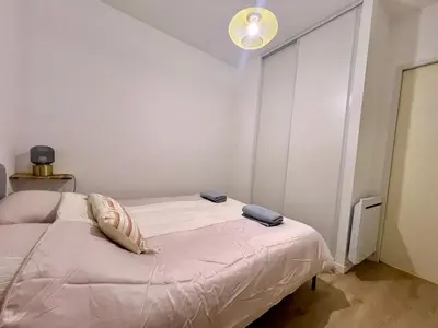 Un ou plusieurs lits dans un hébergement de l'établissement Beautiful 2 bedroom apartment in downtown Poitiers