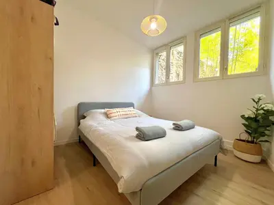 Un ou plusieurs lits dans un hébergement de l'établissement Beautiful 2 bedroom apartment in downtown Poitiers