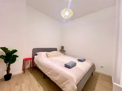Un ou plusieurs lits dans un hébergement de l'établissement Beautiful 2 bedroom apartment in downtown Poitiers