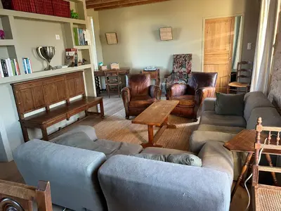 Coin salon dans l'établissement Les hauts de Grandmont logement complet 12-15 personnes