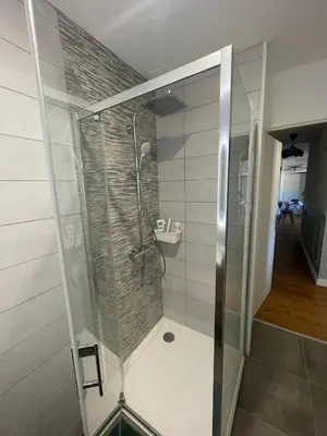 Salle de bains dans l'établissement La Cour du Palais