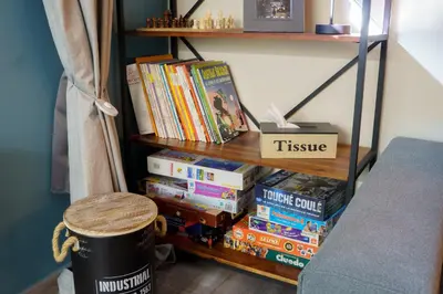 Bibliothèque dans la maison de vacances