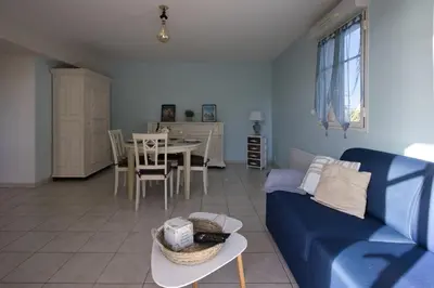 Coin salon dans l'établissement La Frégate - vue mer
