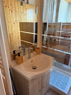 Salle de bains dans l'établissement Maison de village au cœur du Marais Poitevin