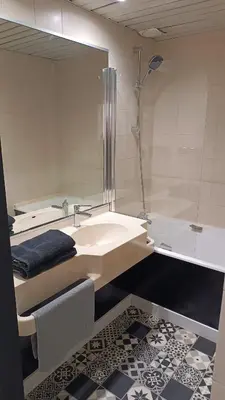 Salle de bains dans l'établissement Le WORLD, studio 3 minutes from Futuroscope