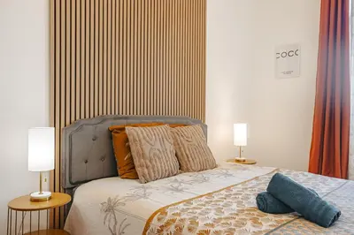 Un ou plusieurs lits dans un hébergement de l'établissement Gatsby - Appartement rénové élégant, Hypercentre Saintes, Calme, Fibre, TV 4K, Netflix