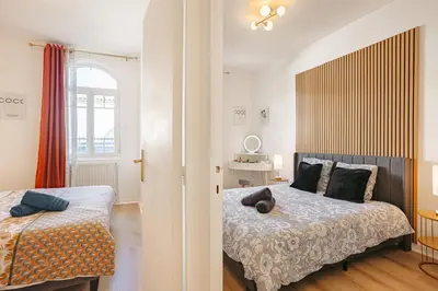 Un ou plusieurs lits dans un hébergement de l'établissement Gatsby - Appartement rénové élégant, Hypercentre Saintes, Calme, Fibre, TV 4K, Netflix