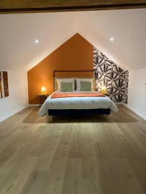 Un ou plusieurs lits dans un hébergement de l'établissement La chambre aux hommes