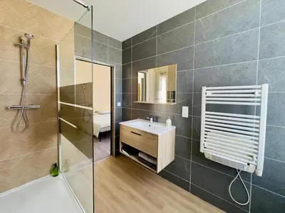 Salle de bains dans l'établissement Le Simplicity - Hyper Centre Cognac - wifi - stationnement