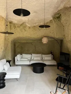 Coin salon dans l'établissement Le troglo du chateau