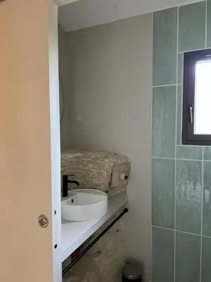 Salle de bains dans l'établissement Le troglo du chateau
