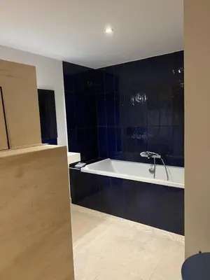 Salle de bains dans l'établissement Le troglo du chateau