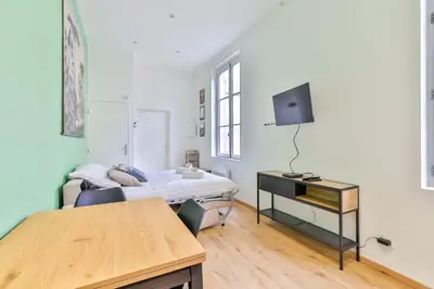 Télévision ou salle de divertissement dans l'établissement Le Saint Colette #Parking privé et sécurisé