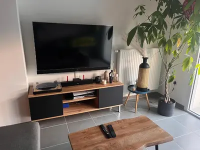 Télévision ou salle de divertissement dans l'établissement Charmante maison récente saint xandre