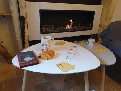 Coin salon dans l'établissement Studio cosy & ses troglos 