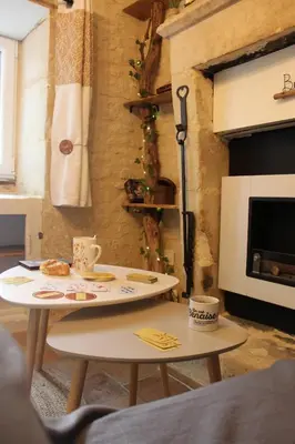 Coin salon dans l'établissement Studio cosy & ses troglos 