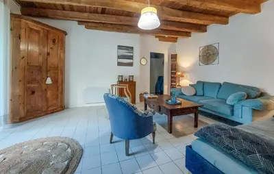 Coin salon dans l'établissement Gorgeous Home In Dompierre-Sur-Charente