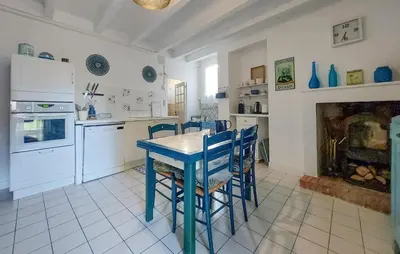 Cuisine ou kitchenette dans l'établissement Gorgeous Home In Dompierre-Sur-Charente