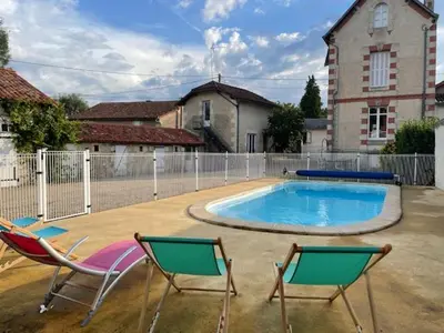 Piscine de l'établissement La Maison d'Elise ou située à proximité