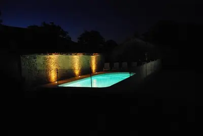 Piscine de l'établissement La Maison d'Elise ou située à proximité