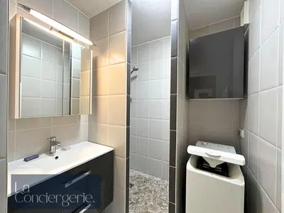 Salle de bains dans l'établissement L'Atelier- Rez de Chaussée - Poitiers CHU