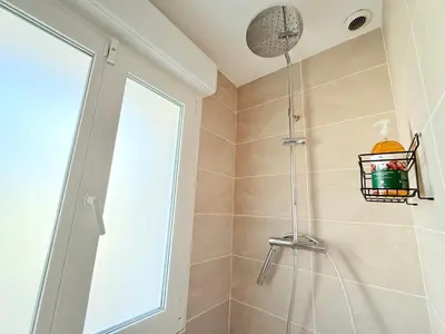 Salle de bains dans l'établissement Le Cocon Kaya T3 Wifi HD, à 10 min de La Rochelle