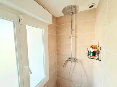 Salle de bains dans l'établissement Le Cocon Kaya T3 Wifi HD, à 10 min de La Rochelle
