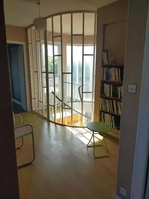 Bibliothèque dans la maison d'hôtes