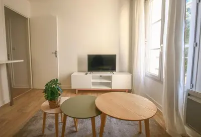 Télévision ou salle de divertissement dans l'établissement Le Jean-Jaurès