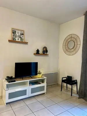 Télévision ou salle de divertissement dans l'établissement Le Patis